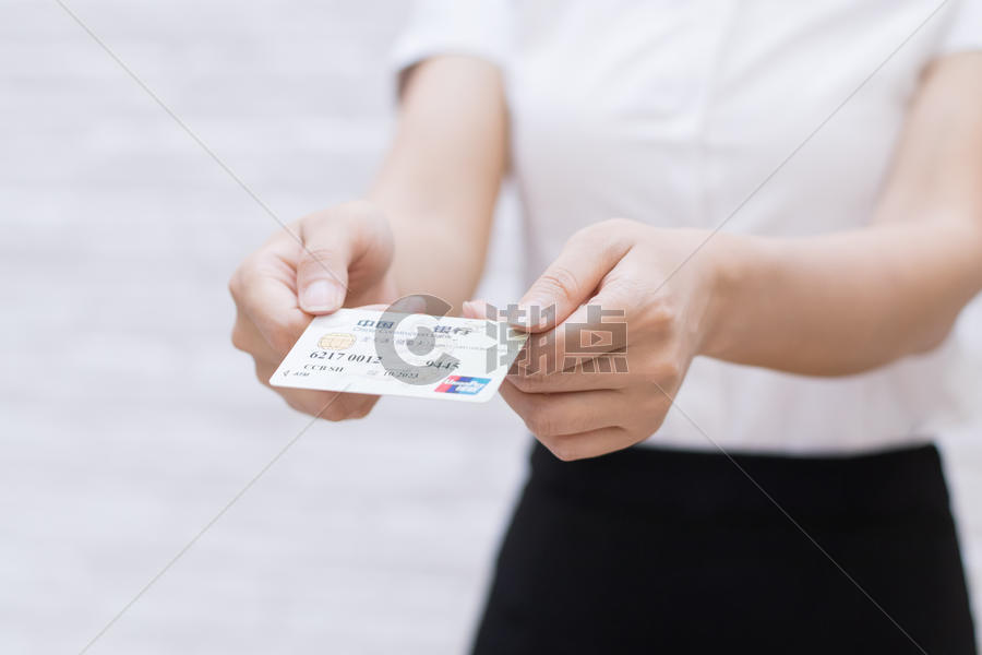 银行职员递银行卡图片素材免费下载