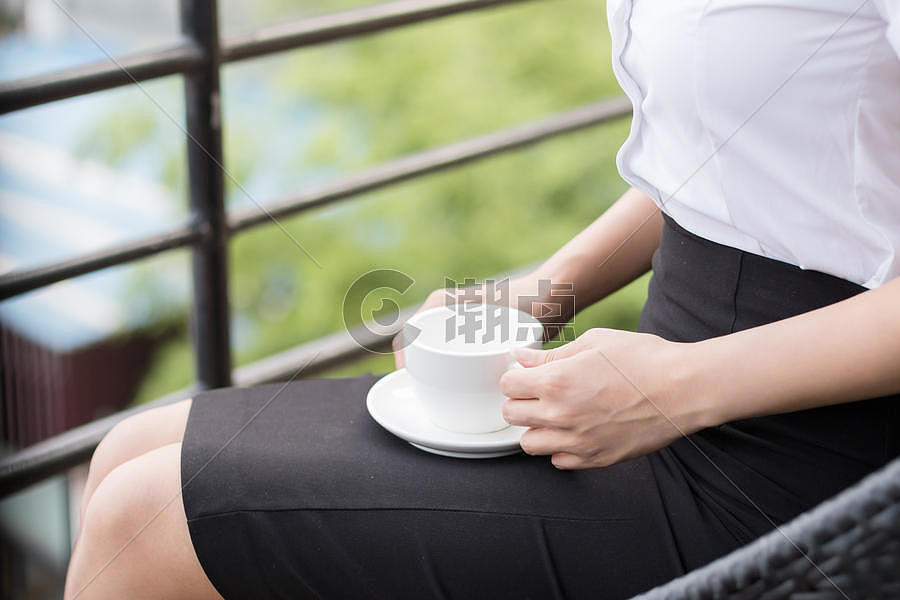 坐着喝咖啡的商务女性图片素材免费下载