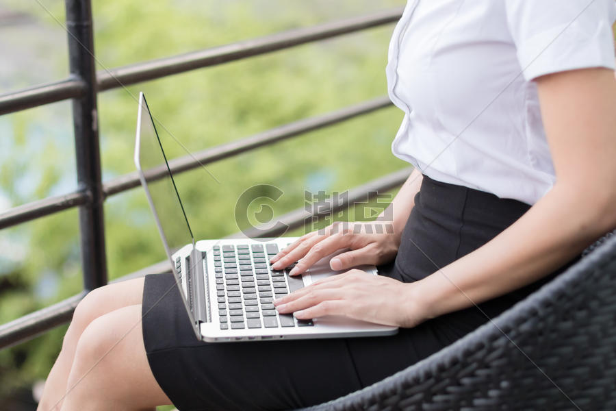 坐着操作笔记本电脑的商务女性图片素材免费下载