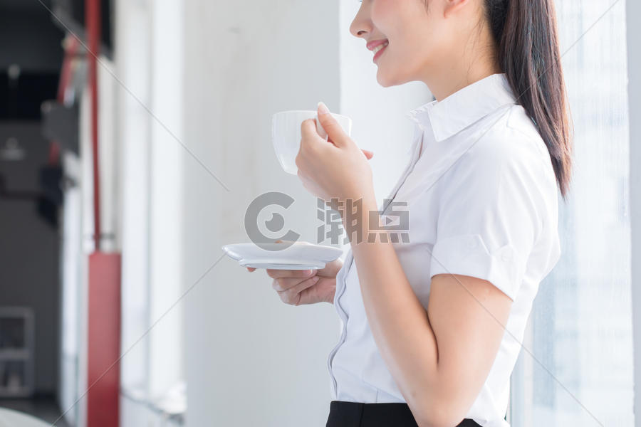 休闲喝咖啡的白领商务女性图片素材免费下载