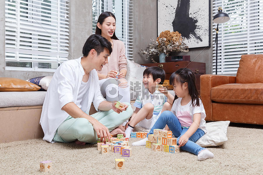 家庭亲子积木游戏图片素材免费下载