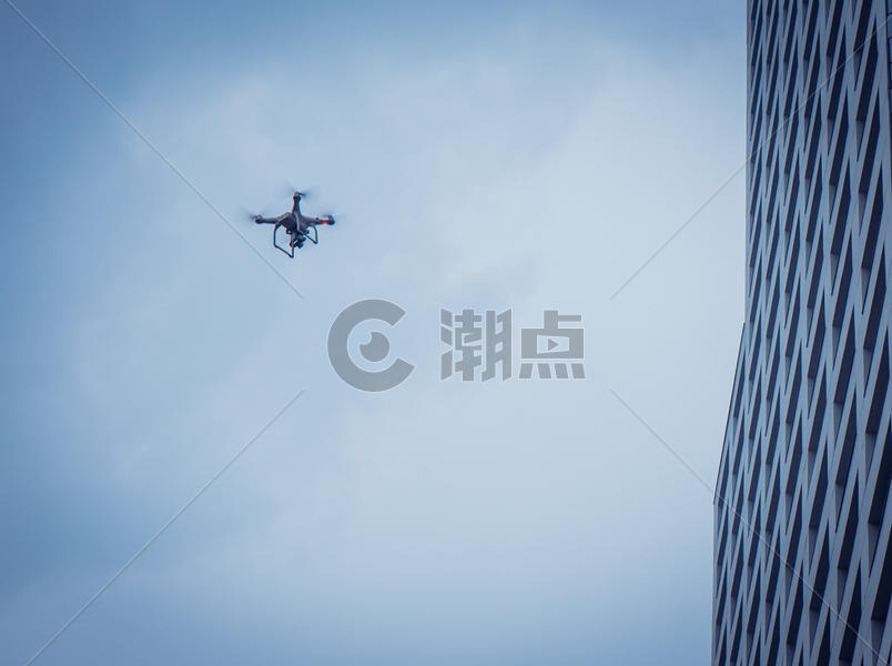 空中飞行的无人机图片素材免费下载