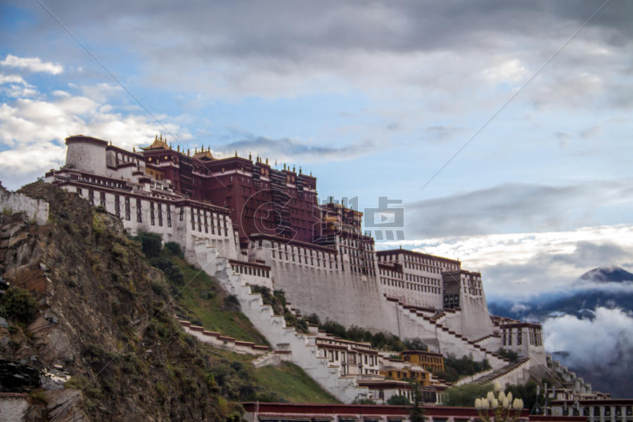 蓝天下的西藏布达拉宫图片素材免费下载