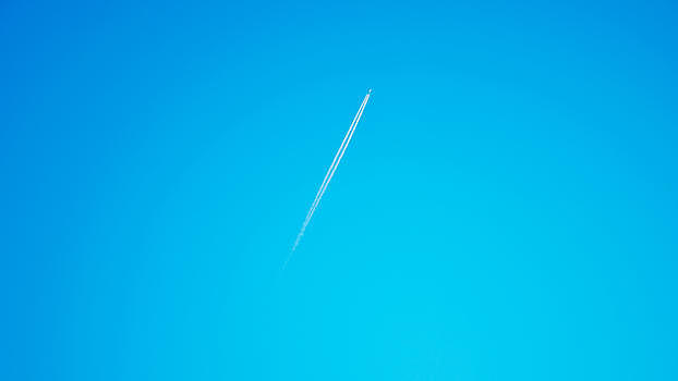 蓝天中的飞机与飞机线图片素材免费下载