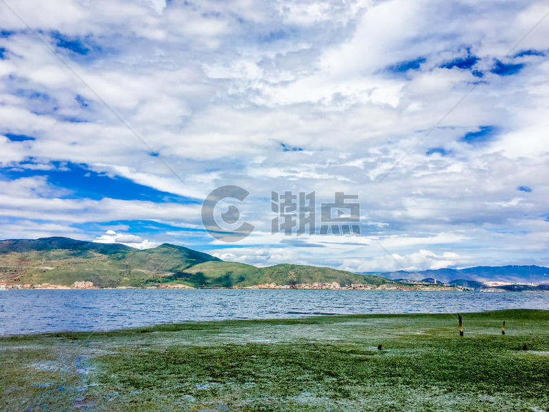 云南大理-洱海的蓝天白云图片素材免费下载