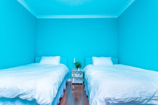 蓝色主题双人间卧室图片素材免费下载