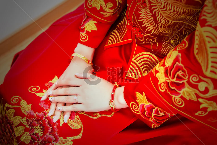 身穿中式礼服的新娘手部特写图片素材免费下载