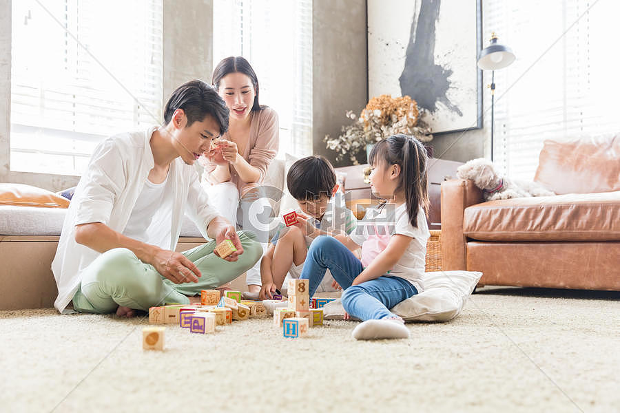 年轻父母陪孩子在客厅搭积木图片素材免费下载