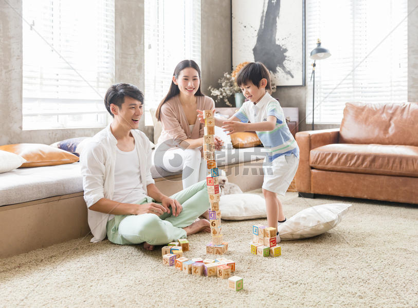 年轻父母陪孩子在家玩游戏图片素材免费下载