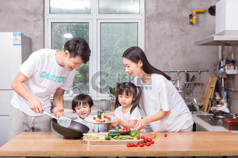 爸爸妈妈和孩子一起在厨房做菜图片素材免费下载