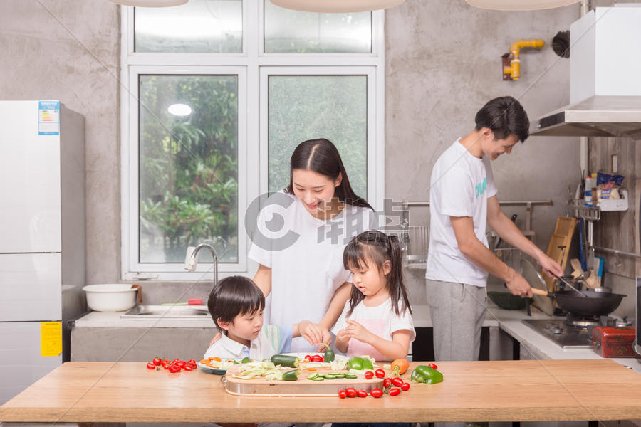爸爸妈妈和孩子一起在厨房做菜图片素材免费下载