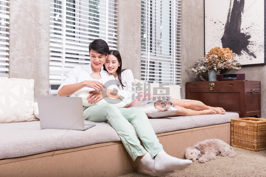 年轻情侣在家休闲娱乐放松看电视图片素材免费下载