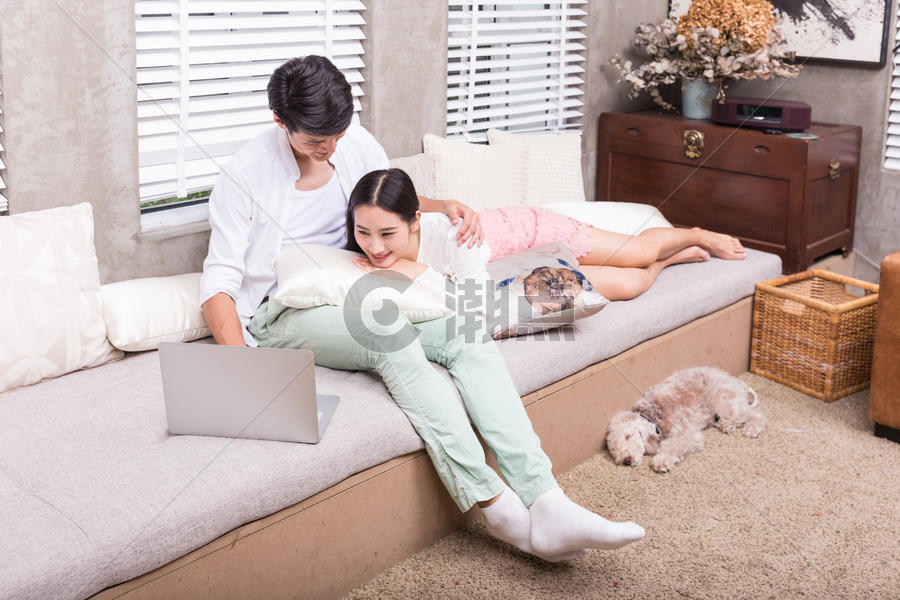 年轻情侣在家休闲娱乐放松看电视图片素材免费下载