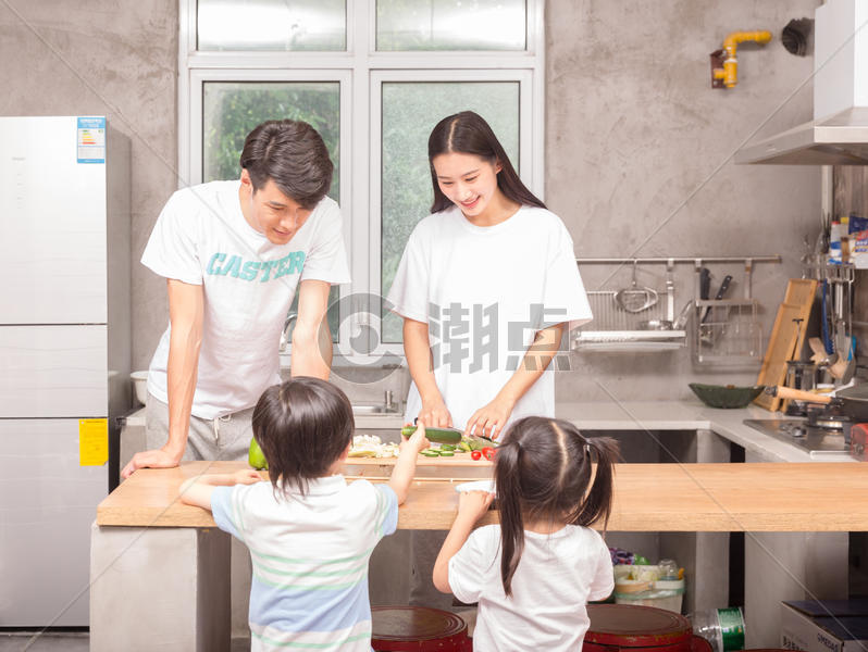 年轻父母与孩子一起在厨房做饭图片素材免费下载