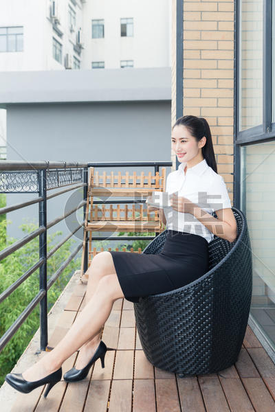 美丽职业女性阳台放松喝咖啡图片素材免费下载
