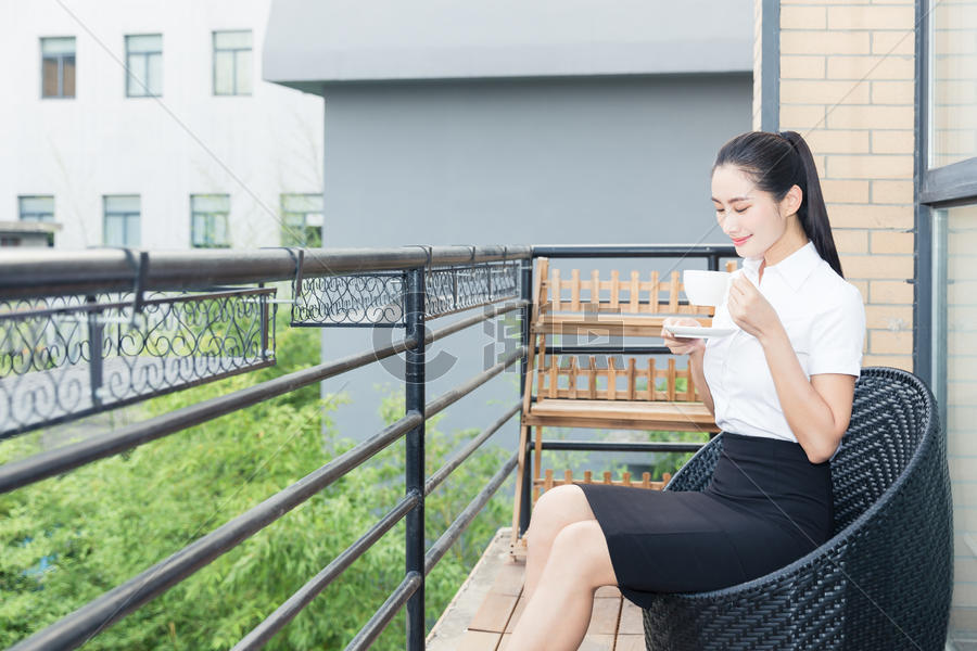 美丽职业女性阳台放松喝咖啡图片素材免费下载