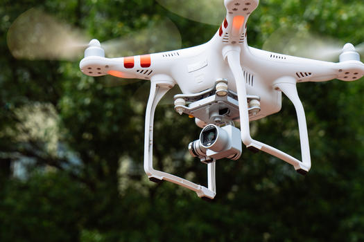 飞行中的无人机图片素材免费下载