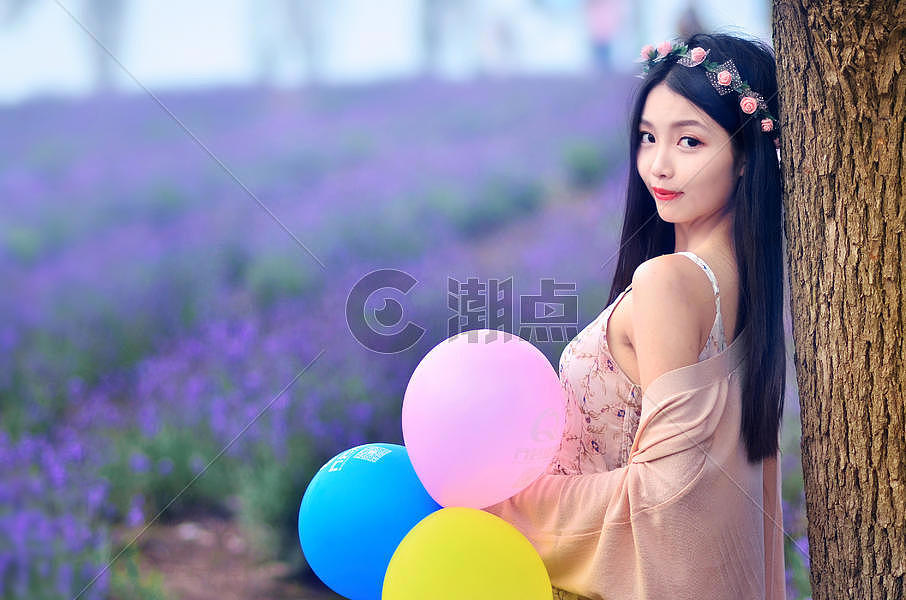 薰衣草丛中拿着气球的美女图片素材免费下载
