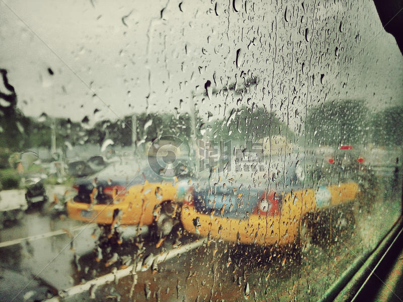 夏天的雨后-车窗上的雨水图片素材免费下载