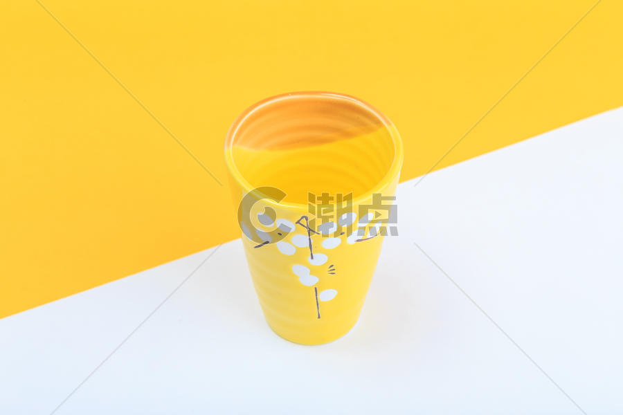 黄色的杯子图片素材免费下载