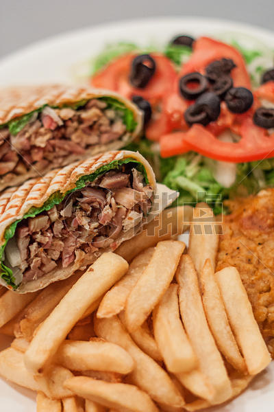 健康美食烤肉沙拉配薯条简餐图片素材免费下载