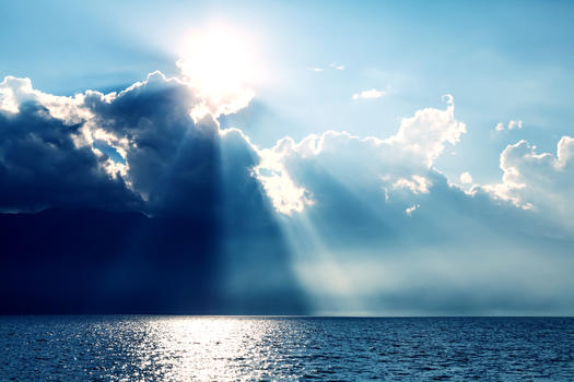 大理的太阳和云的奇妙光影图片素材免费下载