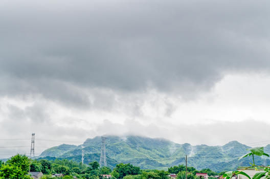 夏天-暴雨来临前乌云密布的村庄图片素材免费下载