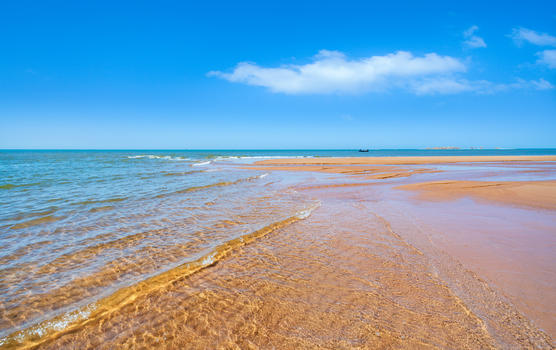 蓝天白云沙滩海浪图片素材免费下载