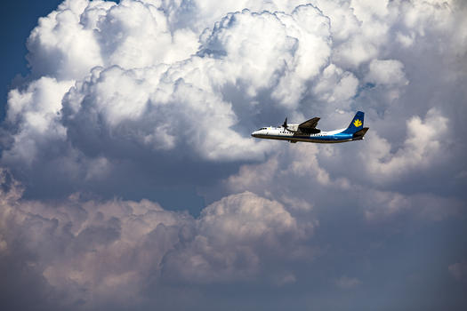飞机穿云图片素材免费下载
