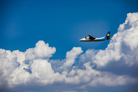 飞机穿云图片素材免费下载