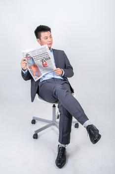 穿着西装坐着看报纸的男人图片素材免费下载