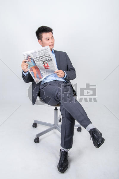 穿着西装坐着看报纸的男人图片素材免费下载