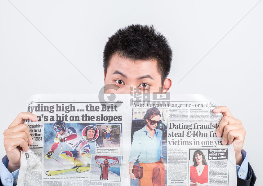 拿报纸挡住脸的男人图片素材免费下载