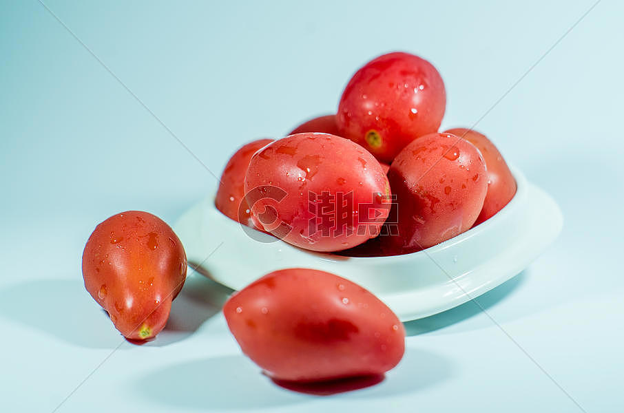 夏日水果-颜色鲜艳的圣女果图片素材免费下载