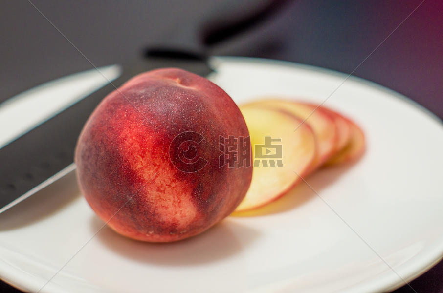 夏日水果-被切开的桃子与刀具图片素材免费下载