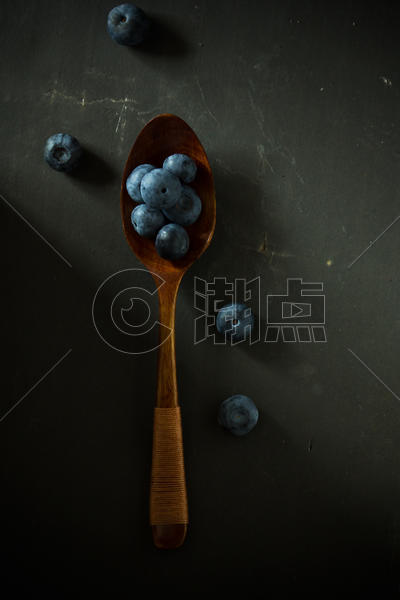 蓝莓与木勺图片素材免费下载
