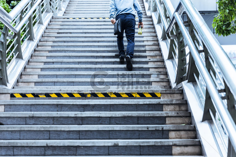 下班孤独商务男士行走楼梯图片素材免费下载