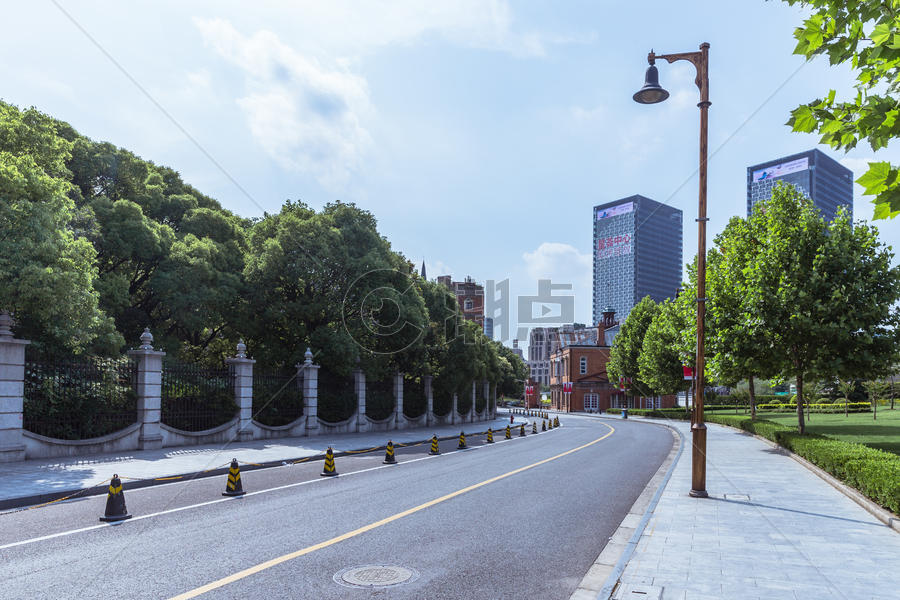 上海外滩城市空旷马路图片素材免费下载