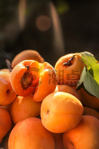 夏日水果诱人多汁黄桃图片素材免费下载