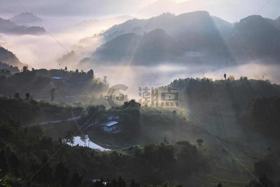 晨雾缭绕的山脉图片素材免费下载
