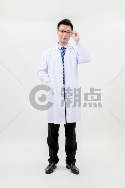 穿白大褂的医生全身照图片素材免费下载