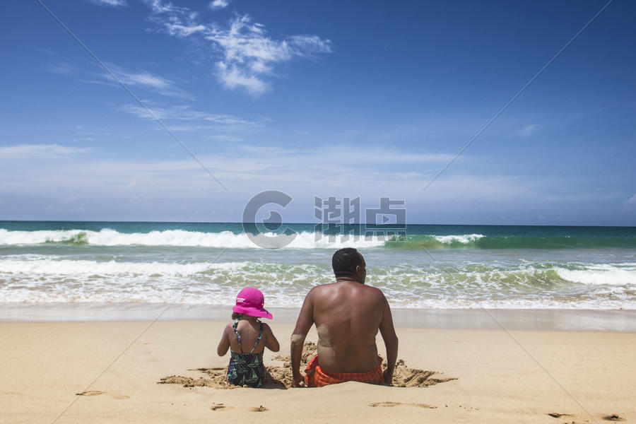 海边的父女俩图片素材免费下载