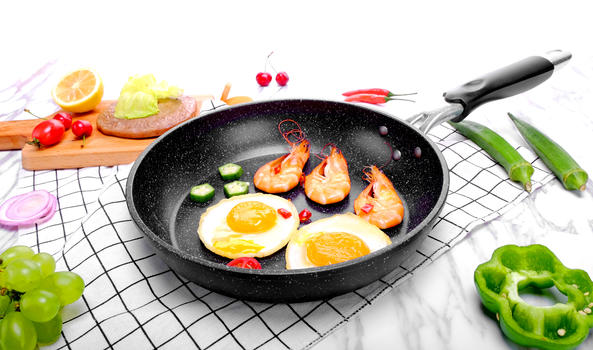 平底锅里的煎蛋和虾图片素材免费下载
