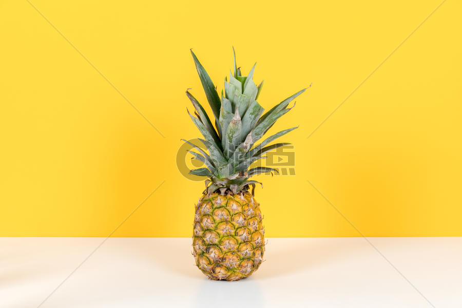黄色菠萝创意摆拍图片素材免费下载