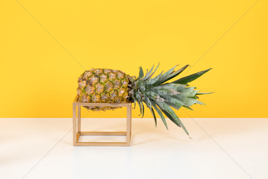 黄色菠萝创意摆拍图片素材免费下载