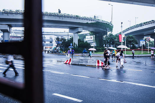雨天街头行人过马路图片素材免费下载