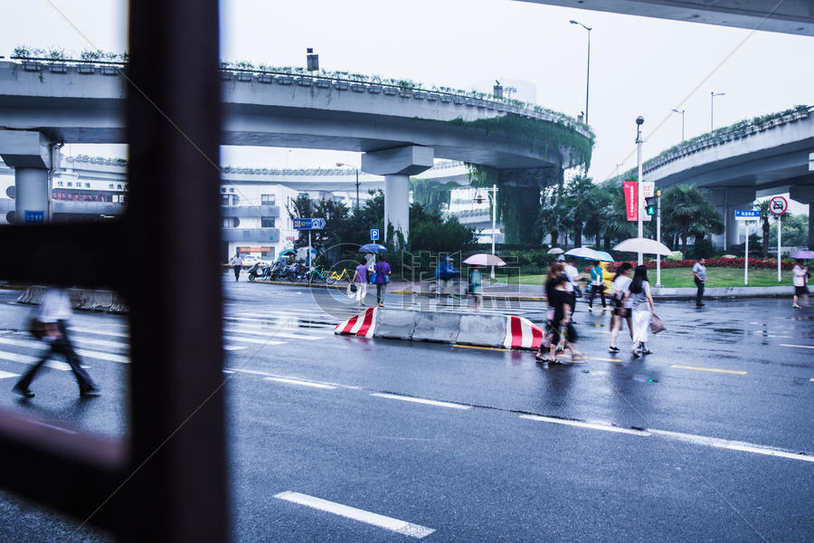 雨天街头行人过马路图片素材免费下载