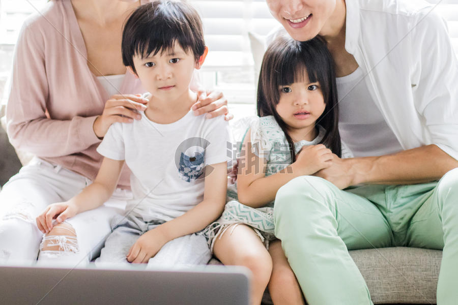 美好生活父母陪着孩子看电脑图片素材免费下载
