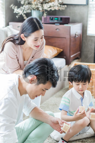 美好生活父母陪儿子搭积木图片素材免费下载