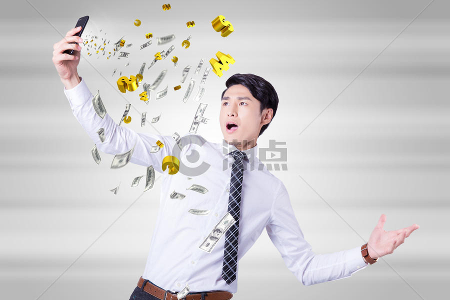 男子用智能手机与钞票飞离屏幕图片素材免费下载